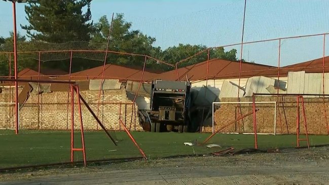 Camión de la basura acabó incrustado en un motel en La Pintana