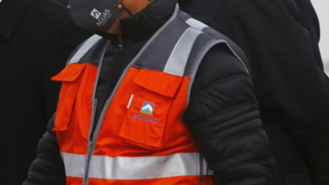 Rotura en colector de aguas servidas mantiene 