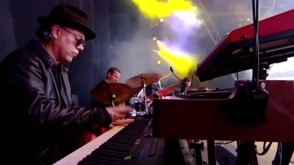 Tecladista de Primal Scream murió tras accidente en su casa