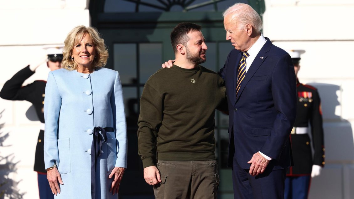 Biden pide una paz justa para Ucrania y Zelenski recuerda que la guerra sigue