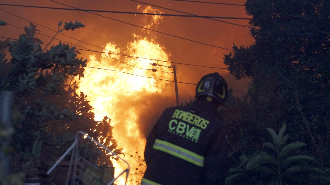 Al menos un fallecido y 500 casas quemadas deja el incendio en Viña del Mar