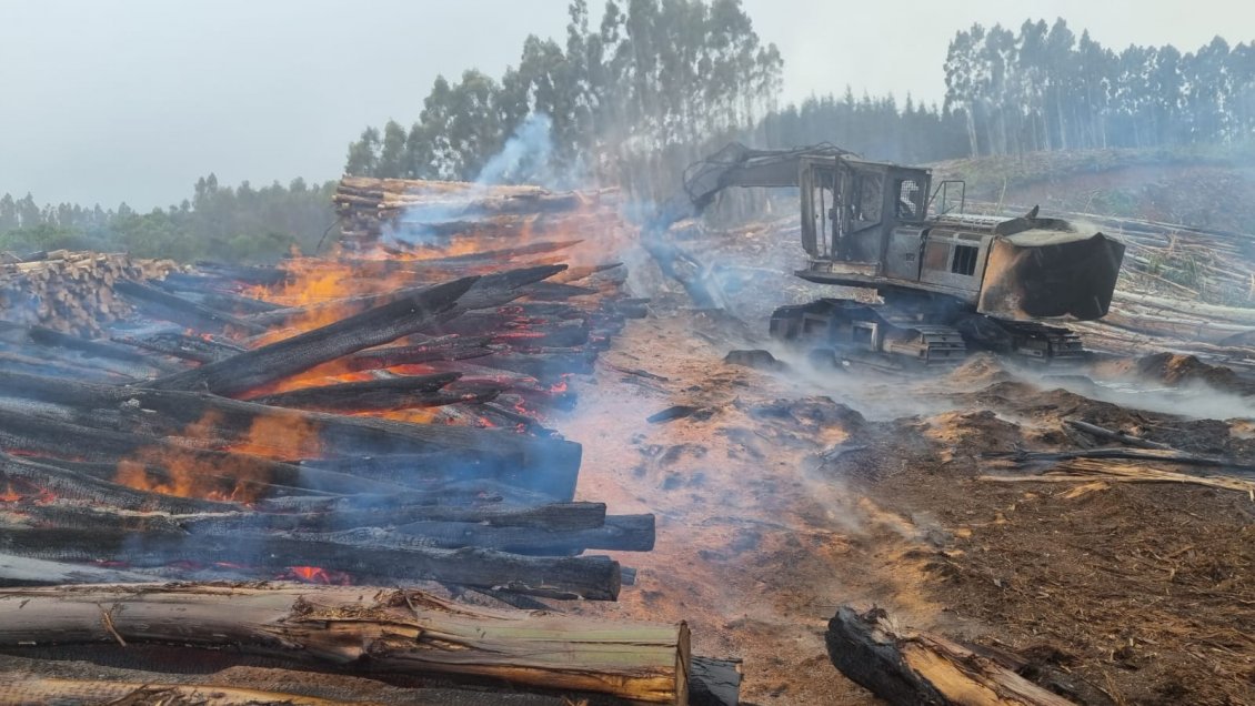 PDI investiga quema de tres máquinas en Teodoro Schmidt