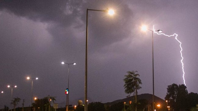 Onemi declaró alerta para 10 comunas de la Región Metropolitana por posibles tormentas eléctricas