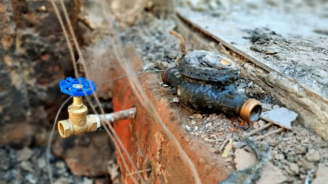 Esval liberará del pago de agua por tres meses a damnificados por incendio en Viña del Mar