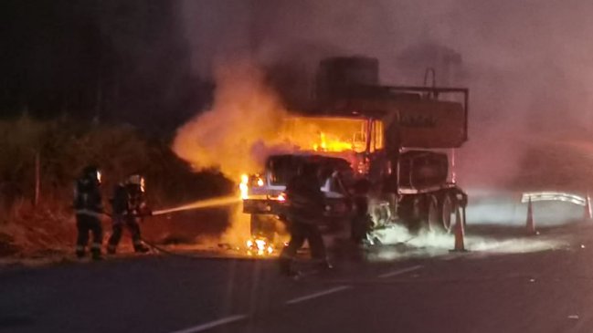 Desconocidos quemaron un camión en el acceso a Collipulli