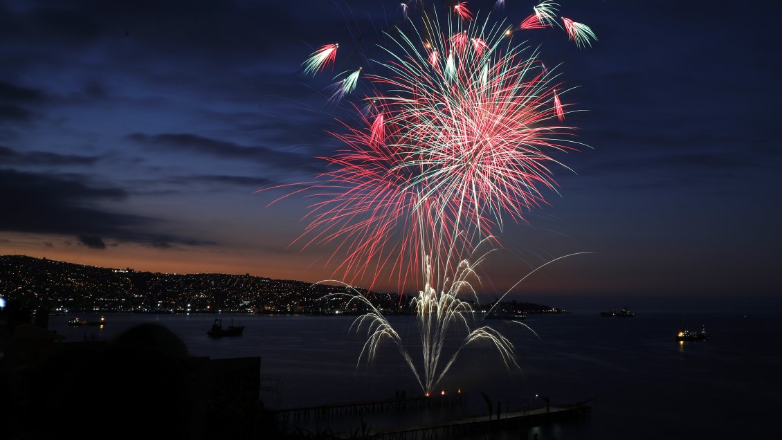 Pirotecnia para el Año Nuevo en el mar en Valparaíso fue