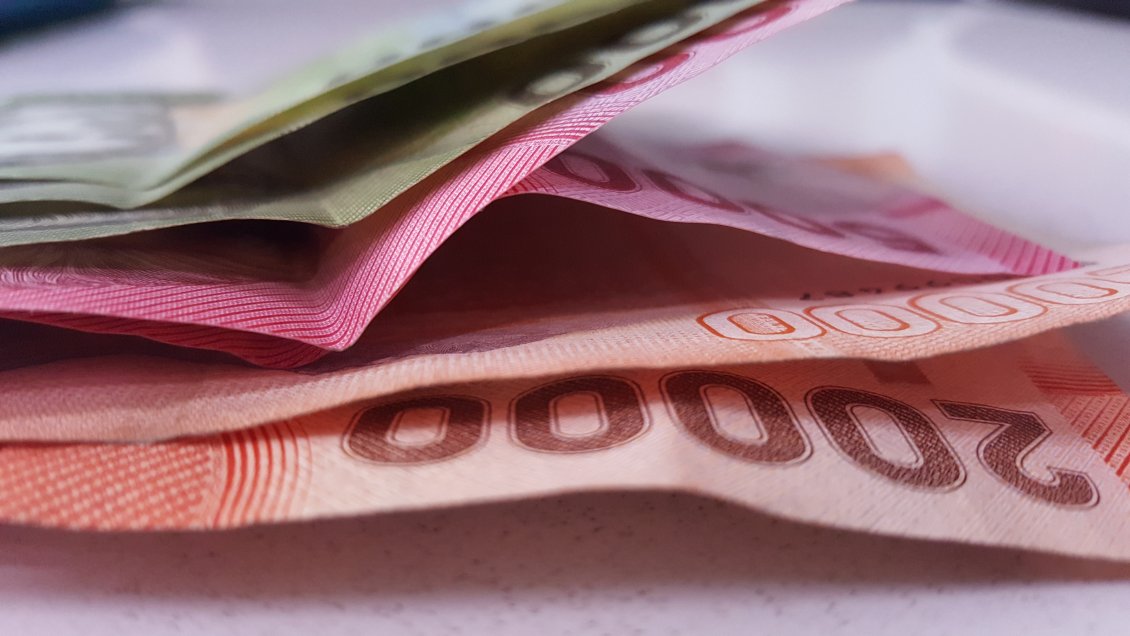 Por la alta inflación, el sueldo mínimo subirá a 410 mil pesos este mes