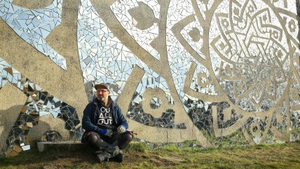  Artista ucraniano realiza obra con miles de espejos en el cementerio de Polonia  