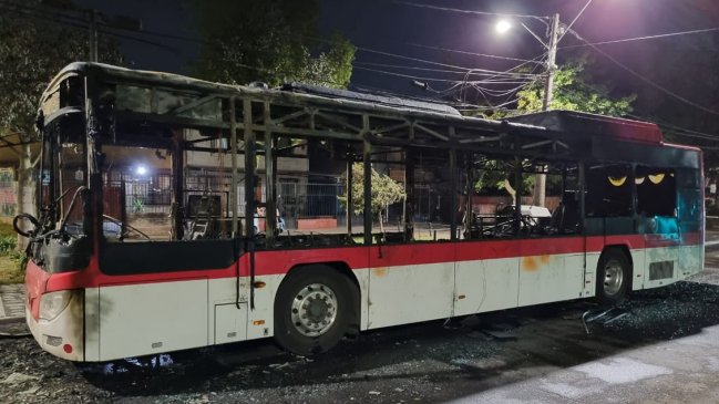 Bus del transporte público fue quemado esta noche en Villa Francia
