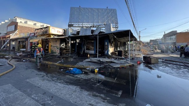 Incendio afectó a 14 locales y oficinas y a la casa parroquial en San Vicente