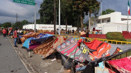   Unos 2.000 migrantes improvisan campamento en frontera sur de México 