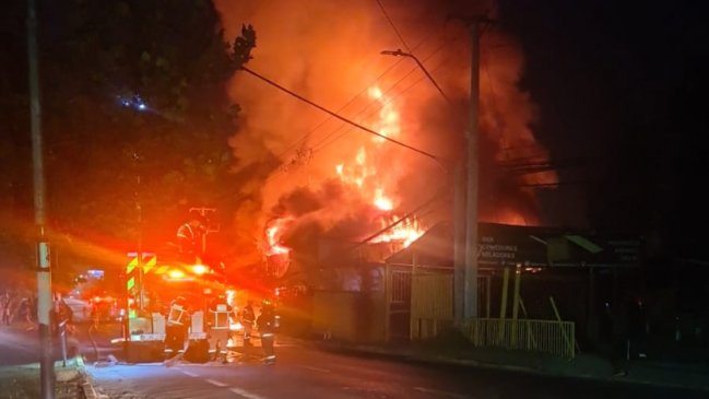 Accidente de tránsito derivó en un incendio: Cuatro locales se quemaron en Puente Alto
