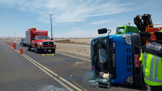 Camionero de 72 años volcó cerca de La Tirana