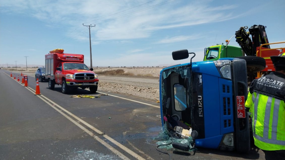 Camionero de 72 años volcó cerca de La Tirana