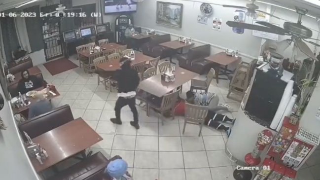 Intentó asaltar local con pistola de juguete y uno de los clientes lo mató a disparos