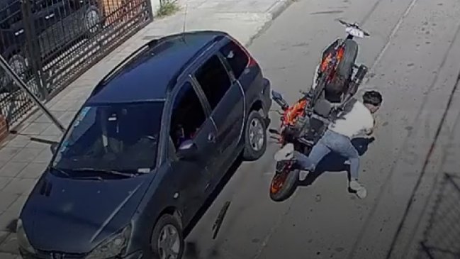 Iba haciendo piruetas en una moto robada, chocó con un auto estacionado y murió