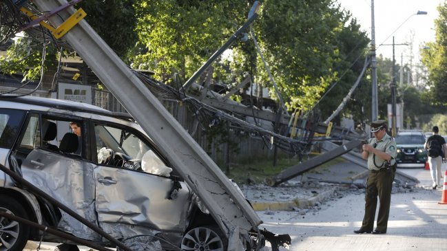 Conductora ebria derribó tres postes en Conchalí: Sector empresarial quedó sin luz