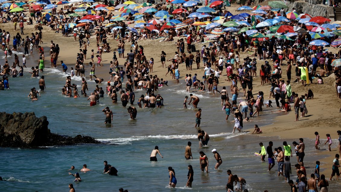 Para evitar desde la música fuerte hasta agresiones a salvavidas: Alcaldes piden más seguridad en las playas de Chile