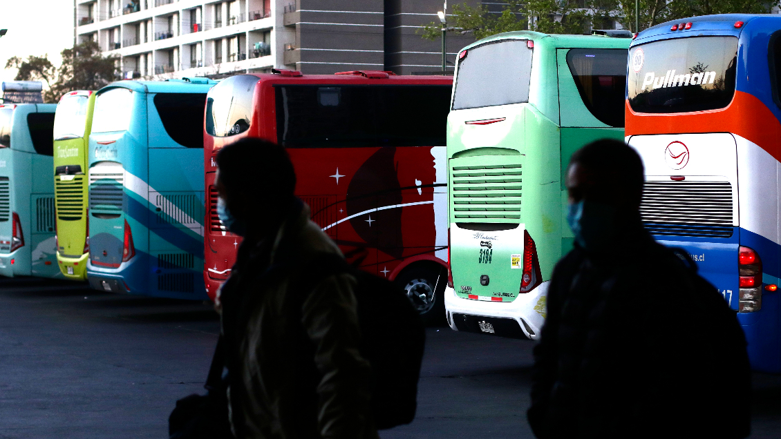 Gobierno denunciará en Fiscalía el caso de bus con migrantes descubierto en Estación Central