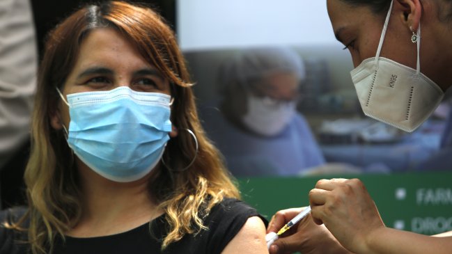 Vacuna bivalente: Calendario avanza con mayores de 50 años y nuevos grupos de riesgo