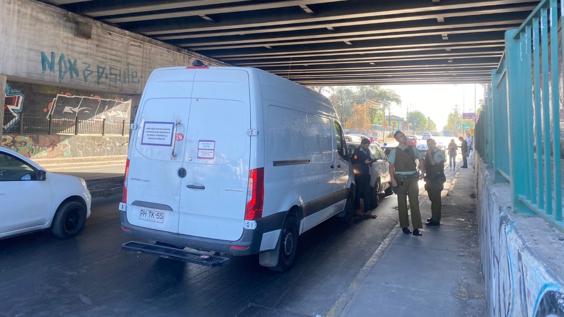 Detective intentó frustrar a disparos asalto a furgón que transportaba cigarrillos en Estación Central