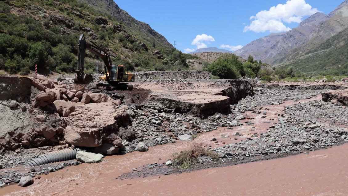 Tras lluvias, avanzan trabajos de reposición de ruta hacia Termas del Flaco