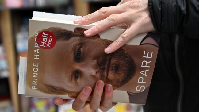 Príncipe Harry asegura que dejó fuera de sus memorias mucho material dañino