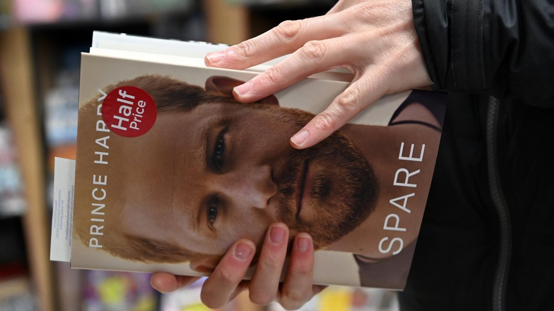 Príncipe Harry asegura que dejó fuera de sus memorias mucho material dañino