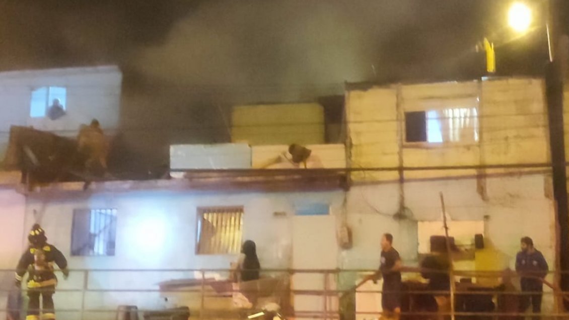 Incendio destruyó inmueble y dejó cinco damnificados en Antofagasta