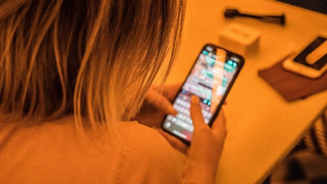 Mujer le enviaba a su expololo hasta 150 mensajes al día: Recibió una orden de alejamiento