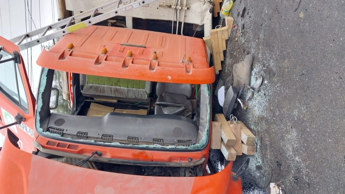 Colisión entre camión y automóvil deja una persona fallecida en Palmilla