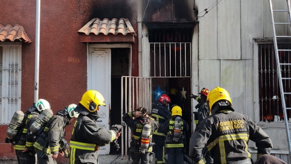 Incendio en Santiago dejó una persona fallecida