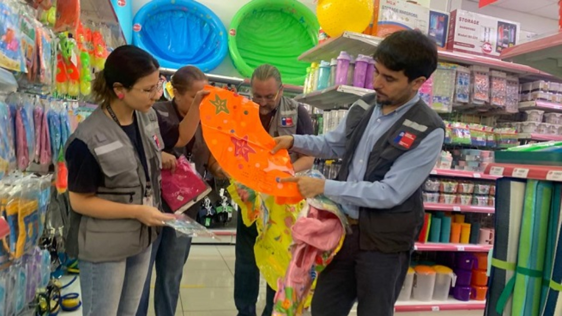 Más de 11.000 flotadores fueron retirados del comercio en la Región Metropolitana por no cumplir con normas de seguridad