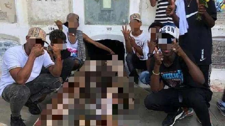 Jóvenes desenterraron un muerto, se tomaron fotos y causaron indignación en Colombia