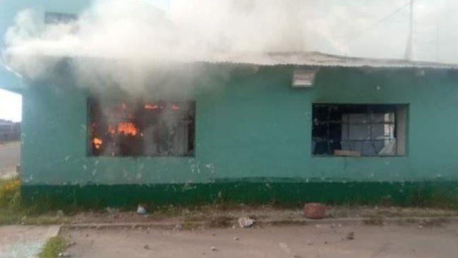 Manifestantes atacan y queman un cuartel policial en el sur de Perú
