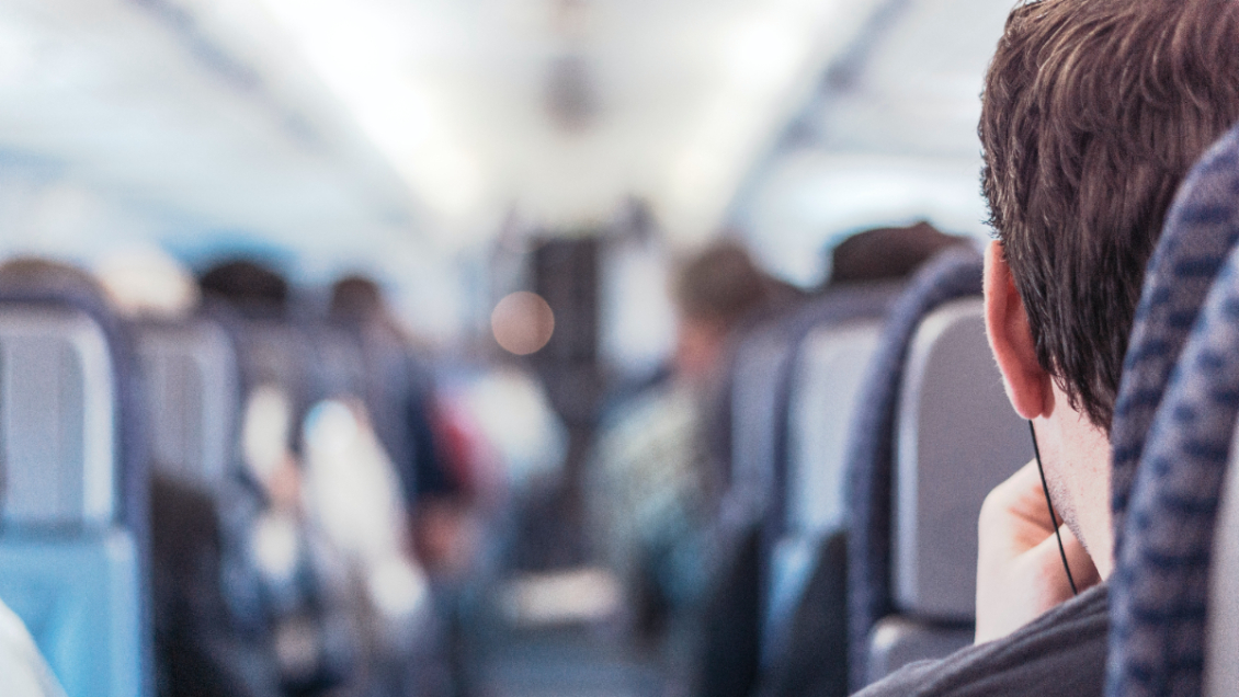 Hombre obligó a que avión aterrizara porque su compañero de asiento tenía flatulencias