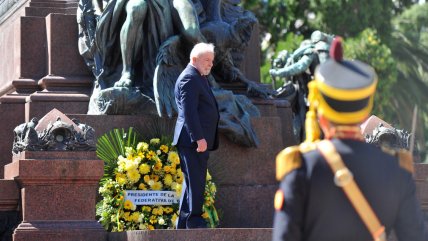  Lula arrancó su visita a Argentina con una ofrenda floral al general San Martín  