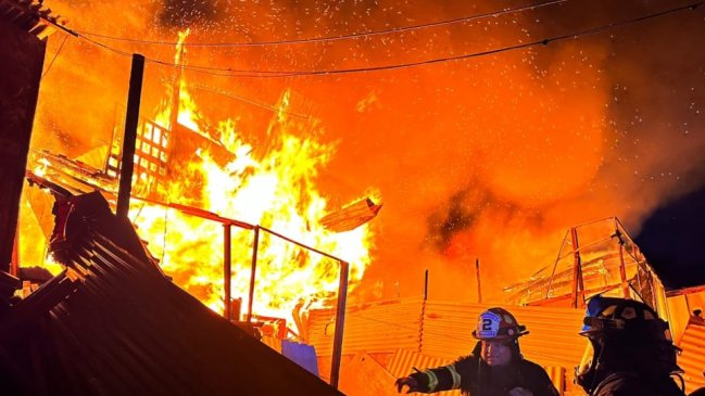  Nueve viviendas fueron destruidas en incendio al interior de campamento en Antofagasta  
