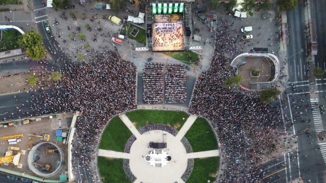  La Novena Sinfonía de Beethoven reunió a miles de personas en Plaza Italia por los 180 años de la U. de Chile 