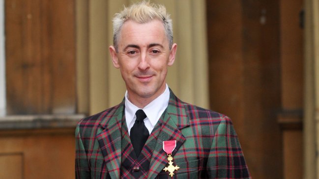 Actor Alan Cumming devolvió distinción real debido a la 