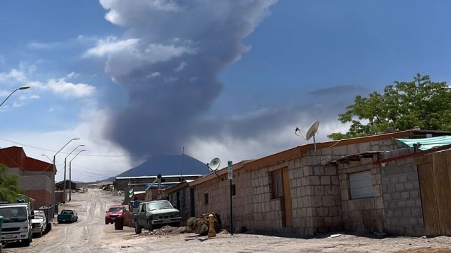  Senapred decretó Alerta Naranja para el Volcán Láscar por aumento en sismicidad  