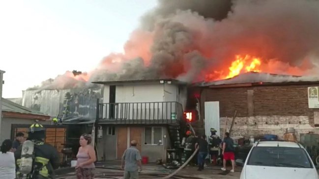 Nueve familias damnificadas por incendio de viviendas subarrendadas en Cerro Navia
