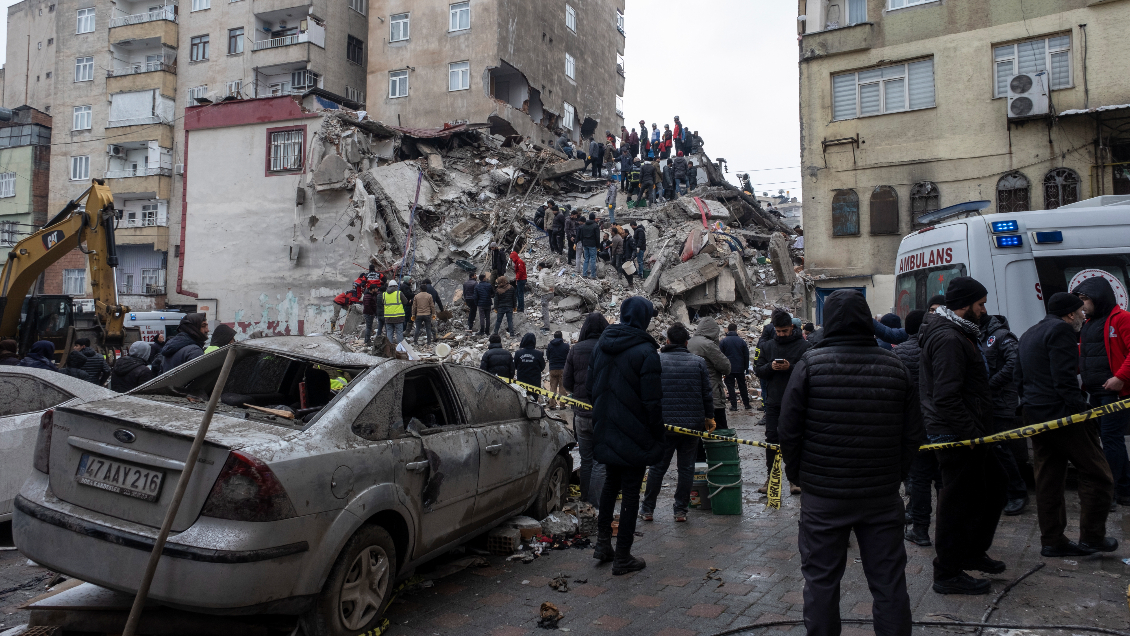 Cifra de muertos por el terremoto en Turquía y Siria se eleva a 2.700
