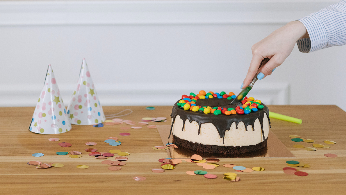 Fue a un restaurante y le cobraron 20 mil pesos por cortar una torta que ella misma llevó