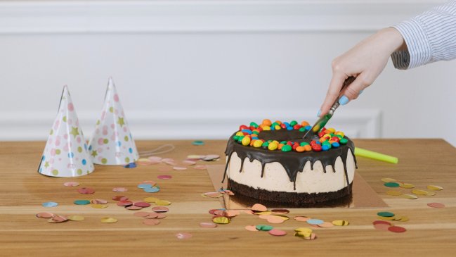 Fue a un restaurante y le cobraron 20 mil pesos por cortar una torta que ella misma llevó