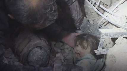   Niña siria fue encontrada con vida entre los escombros de un edificio tras terremotos 