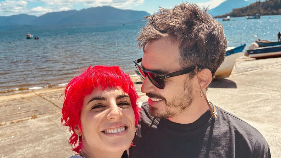 Actores Nicolás Oyarzún y Carmen Zabala publican romántica foto juntos