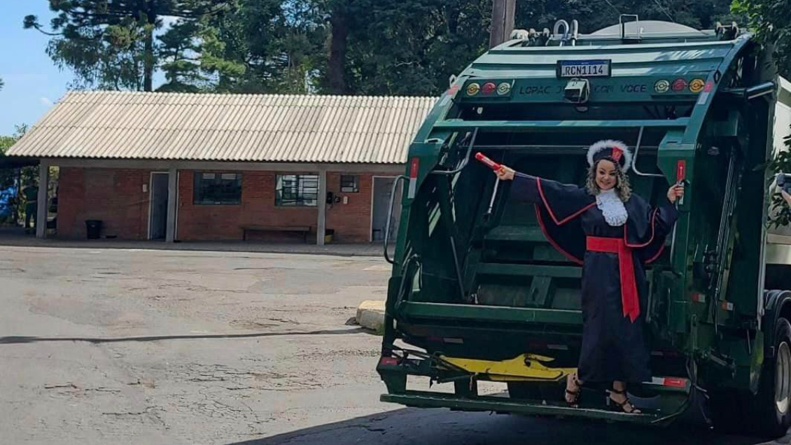 Mujer celebra su título universitario con fotografías en el camión de basura donde trabajaba