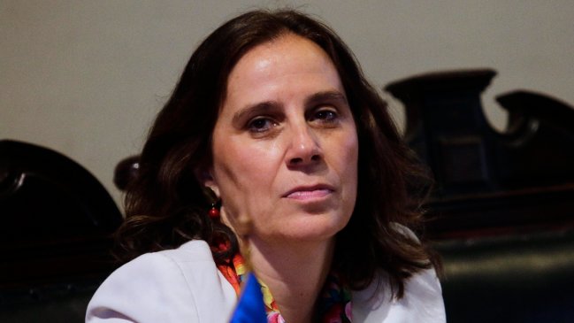 Tras fuertes críticas a su ausencia, canciller Urrejola decidió acortar sus vacaciones