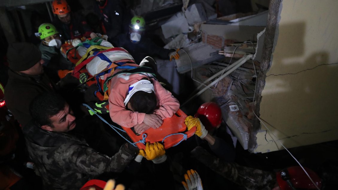 Siguen los milagros entre los escombros: Rescatan a cuatro personas tras el terremoto de Turquía